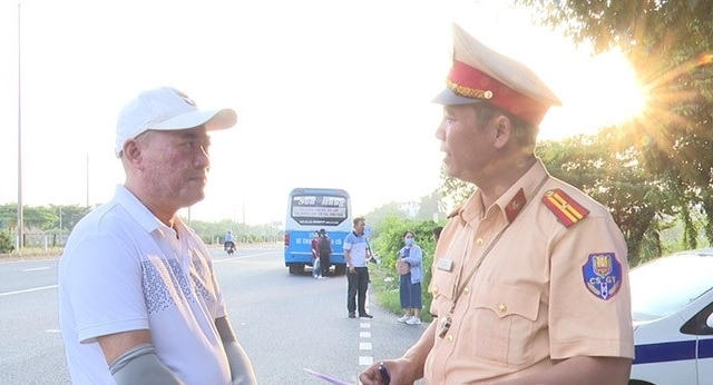 Xử phạt xe khách 29 chỗ chở 45 người