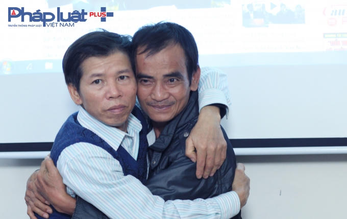 Cái ôm "lịch sử" của hai người tù oan