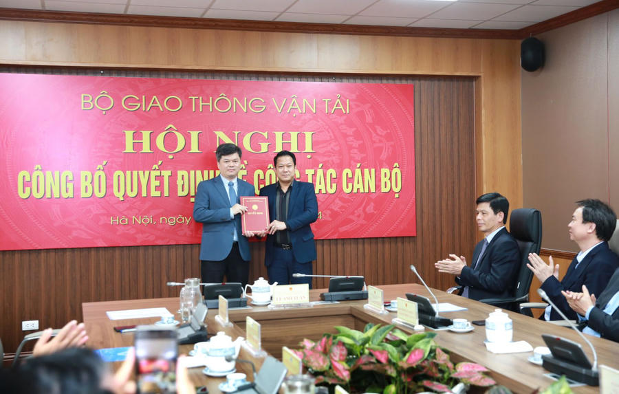 Chủ tịch Hội đồng thành viên Lê Hoàng Minh trao Quyết định bổ nhiệm ông Nguyễn Công Long giữ chức Tổng Giám đốc VATM