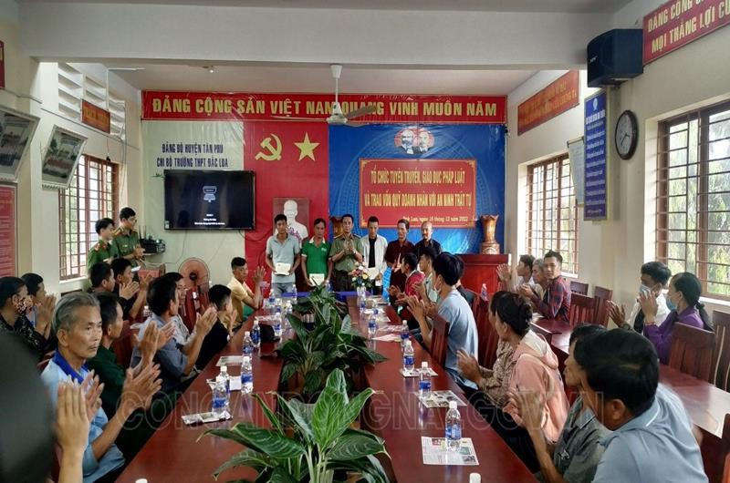 Công an tỉnh tuyên truyền, giáo dục pháp luật và trao vốn của quỹ doanh nhân với ANTT