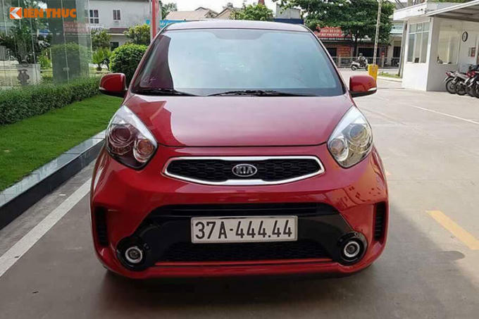 Năm 2018, một chiếc xe hạng A - Kia Morning màu đỏ mang biển kiểm soát thuộc tỉnh Nghệ An ngũ quý 4 - 37A-444.44 đã gây sốt mạng xã hội facebook. Được biết biển số được chủ xe bấm một cách ngẫu nhiên. Thông thường, những biển số đẹp như vậy chỉ được thấy trên những chiếc siêu sang hay siêu xe đắt tiền. Nhiều bình luận trên mạng xã hội tỏ ra ngỡ ngàng khi biển số này được chủ nhân bấm số hoàn toàn là ngẫu nhiên. Đã có nhiều bình luận trái chiều trên mạng xã hội cho rằng biển số ngũ quý 4 là một biển số đẹp, bên cạnh đó nhiều người cho rằng con số 4 mang ý nghĩa không tốt.