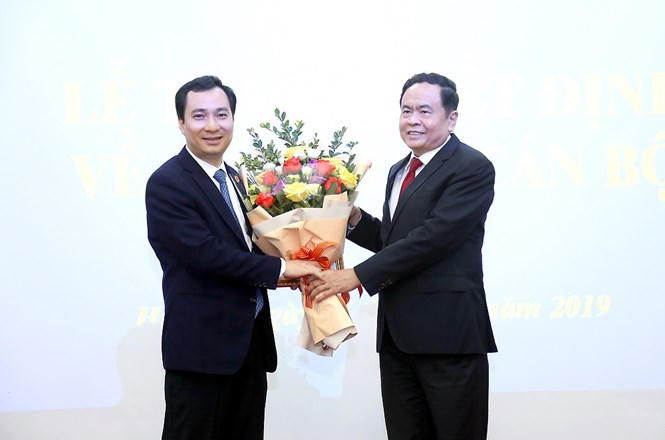 Bí thư Trung ương Đảng, Chủ tịch UBTƯ MTTQ Việt Nam Trần Thanh Mẫn trao Quyết định và tặng hoa tân Trưởng Ban Tuyên giáo UBTƯ MTTQ Việt Nam Vũ Văn Tiến.