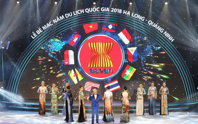 Tiết mục văn nghệ từ đoàn nghệ thuật quốc tế.