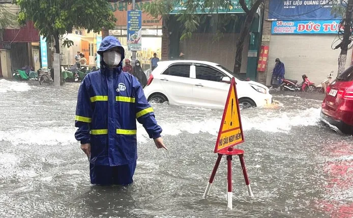 Mưa lớn khiến nhiều nơi tại Quảng Ninh và Hải Phòng ngập sâu trong nước, tiềm ẩn nguy cơ lũ quét