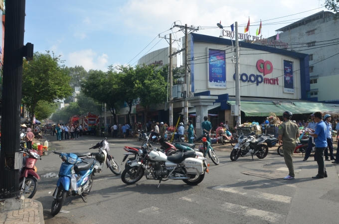 Giao thông qua khu vực bị phong tỏa