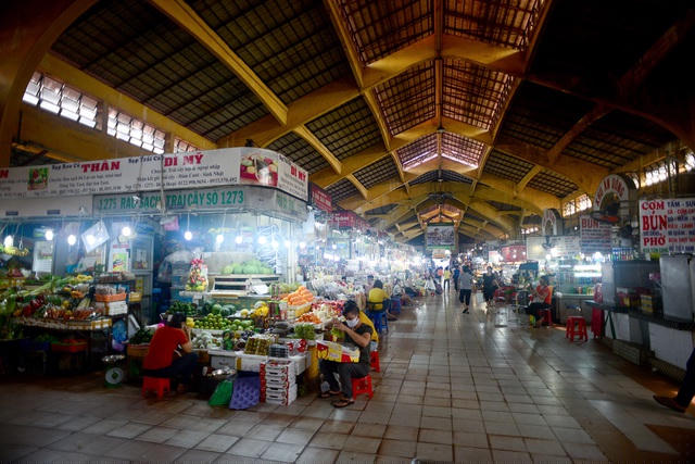 Khu vực bán hoa quả trong chợ vắng lặng.