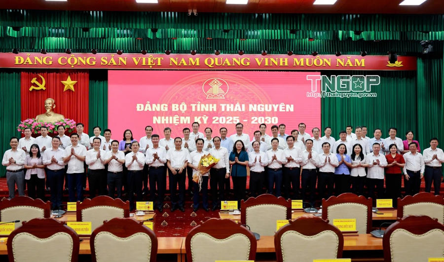 Các đồng chí Thường trực Tỉnh ủy, Ủy viên Ban Thường vụ hai tỉnh Thái Nguyên và Lào Cai chụp ảnh lưu niệm.