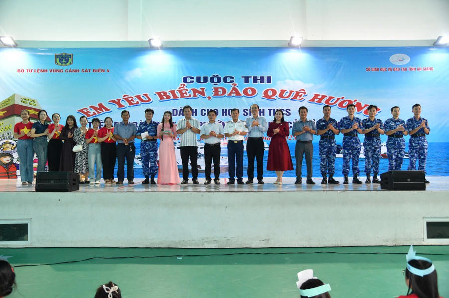 Các đại biểu chụp ảnh lưu niệm