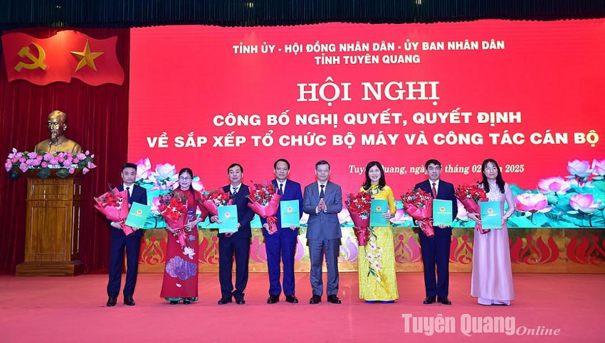 Chủ tịch UBND tỉnh Nguyễn Văn Sơn trao Quyết định và chúc mừng Ban Giám đốc Sở Tài chính.