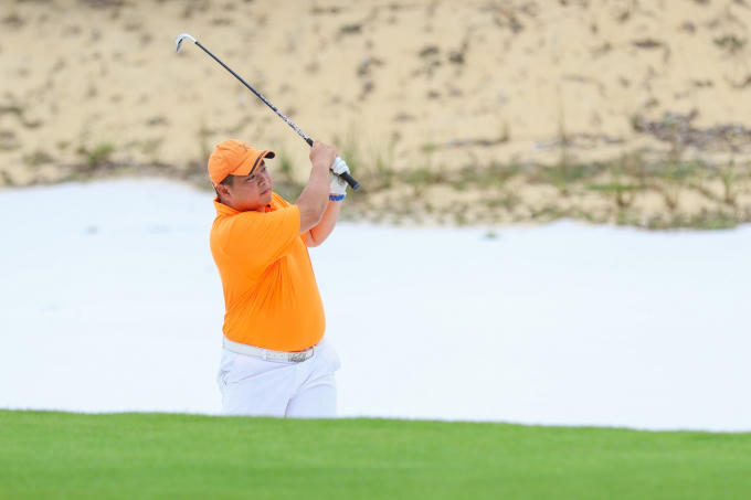 Cựu danh thủ Nguyễn Hồng Sơn so gậy c&ugrave;ng vợ chồng nhạc sĩ Minh Khang tại Vinpearl Golf Nam Hội An