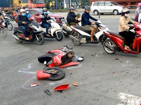 Tại hiện trường, chiếc xe máy bị gãy đôi sau cú va chạm mạnh ở giao lộ nam thanh niên nhập viện trong tình trạng nguy kịch - Ảnh: Nguyễn Tân/ PLO.