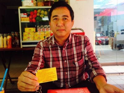 Ông Hải bên chiếc thẻ từ mà một số cư dân phải mua 100.000/chiếc