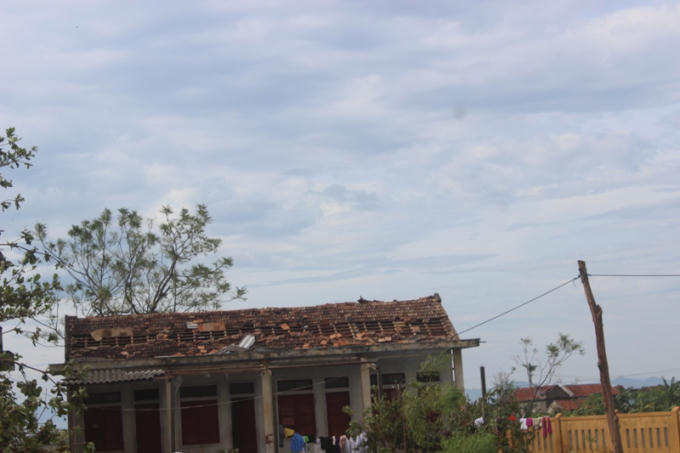 Nhà tập thể giáo viên cũng bị tốc mái. Ảnh: Phan Ba.