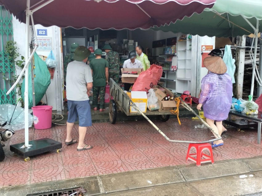 Người dân xã Nà Hang vận chuyển đồ đạc, tài sản đến nơi an toàn. (Ảnh: Thái Sơn).