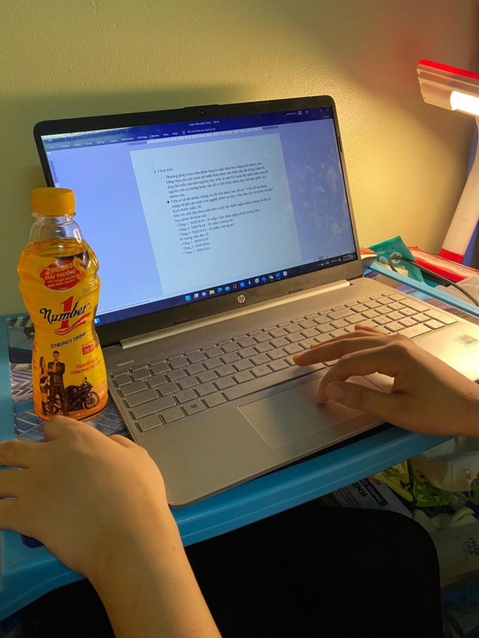 Để chạy đua kịp với deadline, Number 1 được Nhiều sinh viên thức khuya làm bài tập và uống Number 1 để tỉnh táo hơn.