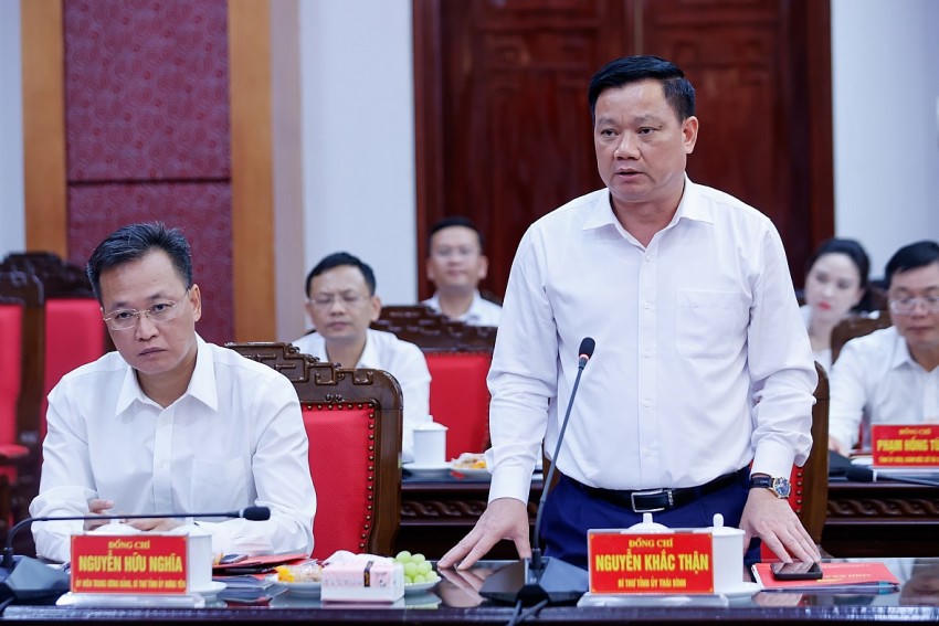 Bí thư Tỉnh uỷ Thái Bình Nguyễn Khắc Thận báo cáo Thủ tướng.