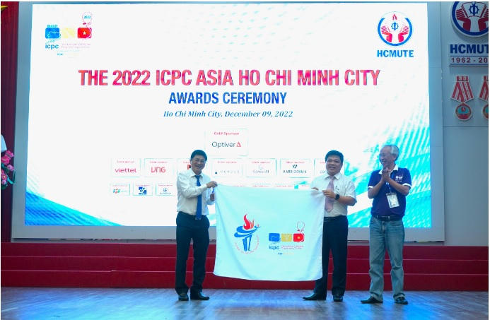 Đại diện BTC và trường ĐH Sư phạm Kỹ thuật TP. Hồ Chí Minh trao cờ luân lưu đăng cai Olympic Tin học năm 2022 cho PGS.TS. Võ Thanh Tùng, Hiệu trưởng Trường Đại học Khoa học, Đại học Huế.