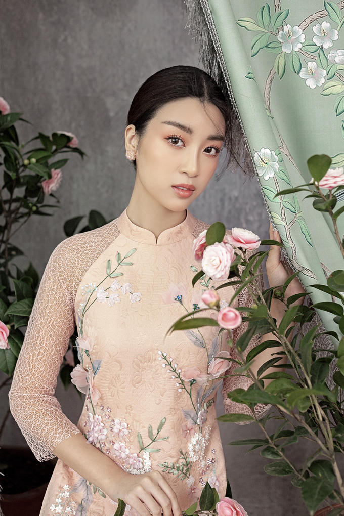 Tết lại sắp đến, học ngay Hoa hậu Mỹ Linh những mẫu &aacute;o d&agrave;i xinh y&ecirc;u xuống phố n&agrave;o!