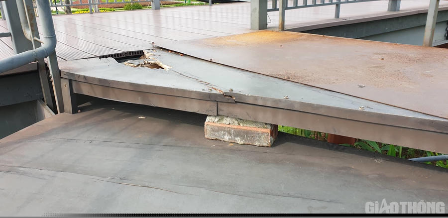 Việc lấy gạch để kê đỡ không tránh được tình trạng rung lắc.