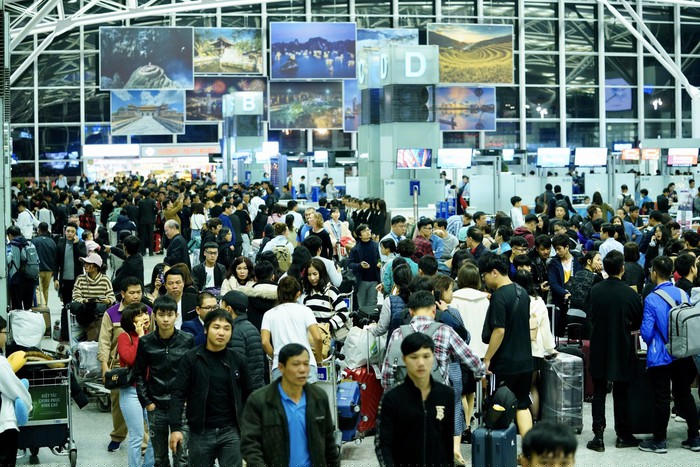 Khu vực làm thủ tục tại nhà ga hành khách quốc T2 đông nghẹt trong giờ cao điểm - Ảnh Phan Công