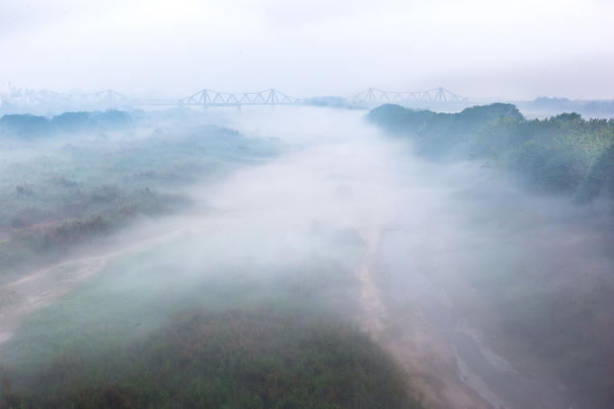 Cầu Long Biên như con Rồng uốn lượn trong sương mai. Ảnh: Phạm Thanh Hà