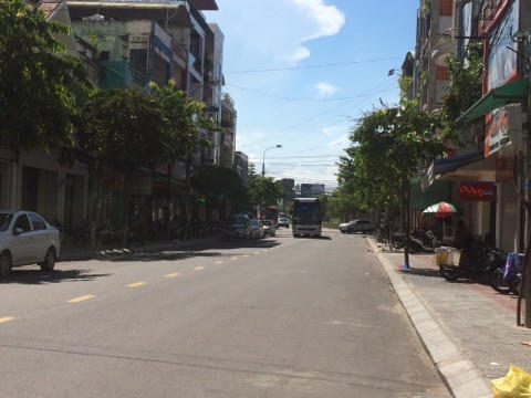 Căn nhà số 47 được Công ty TNHH Xuân Minh Phát sử dụng. Doanh nghiệp này thành lập đầu năm 2013, ngành nghề chính là "hoạt động dịch vụ hỗ trợ khác liên quan đến vận tải" (đại lý vé máy bay, vé tàu, vé ôtô; dịch vụ giao nhận hàng hóa). Người đứng tên đại diện theo pháp luật là Bùi Thị Diễm. Và thật trùng hợp, vợ của Bí thư Thành ủy Đà Nẵng Nguyễn Xuân Anh cũng có tên Bùi Thị Diễm.