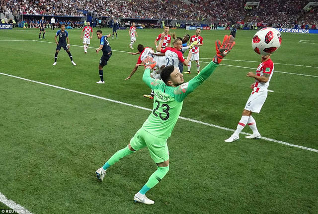 Thủ môn Subasic ngậm ngùi nhận 4 bàn thua ở trận đấu này