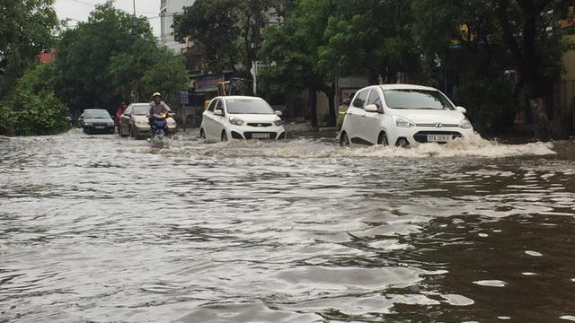 Nhiều tuyến đường TP Vinh ngập nặng.