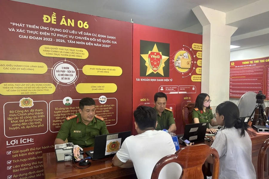 Người dân đang làm thủ tục.