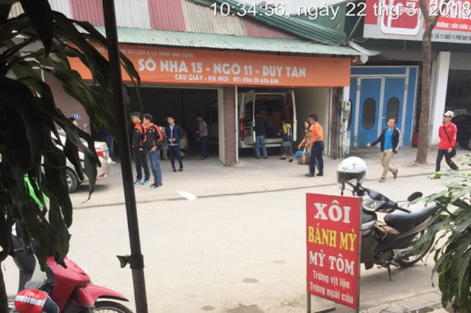 Nhà xe Vân Anh Limousine (xe BKS 36B-02032) xếp khách tại văn phòng số 15, ngõ 11 Duy Tân. Ảnh: CTV