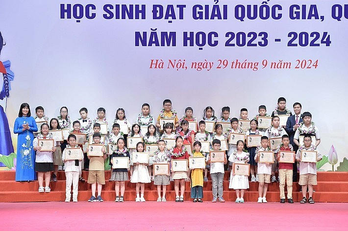 Lễ Tuyên dương học sinh đạt giải quốc gia, quốc tế năm học 2023 – 2024 là con cán bộ, công chức, viên chức, lao động tại các công đoàn trực thuộc Công đoàn Viên chức Việt Nam.