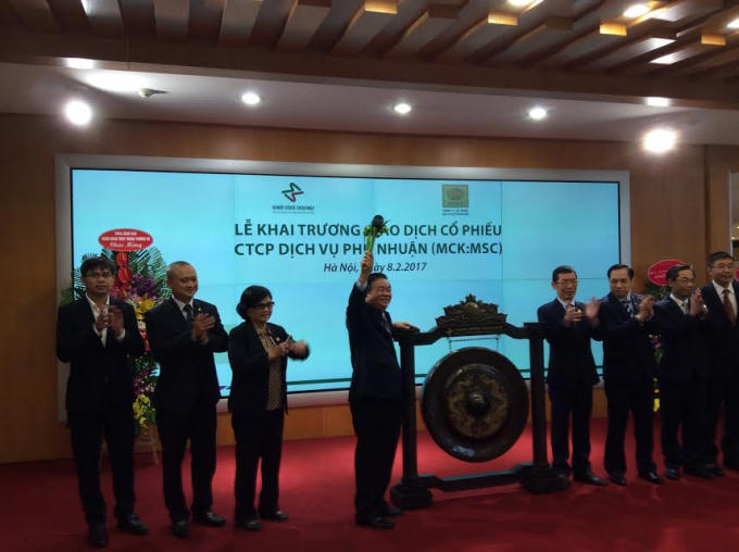 Ông Nguyễn Xuân Hàn, Chủ tịch HĐQT Maseco đánh cồng chính thức đưa Maseco lên sàn giao dịch.