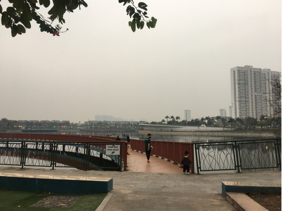 Sàn trên cầu dễ trơn trượt và phía dưới là hồ nước sâu nên phụ huynh cần hết sức lưu ý cho con nhỏ khi tham quan tại đây.
