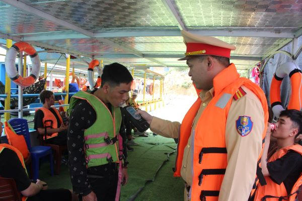 Tổ công tác kiểm tra nồng độ cồn đối với lái thuyền.