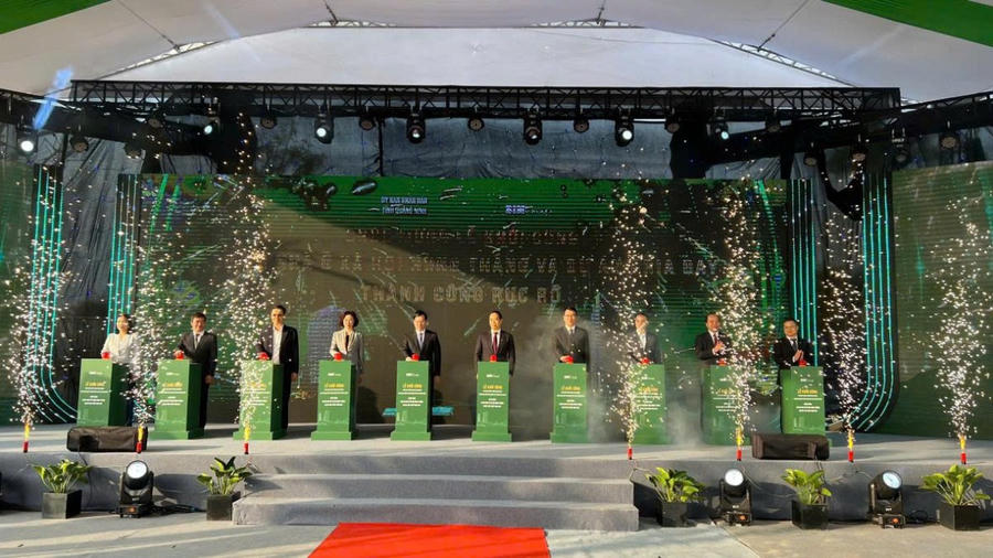 Lãnh đạo tỉnh Quảng Ninh, chủ đầu tư Tập đoàn Bim bấm nút khởi công các dự án.