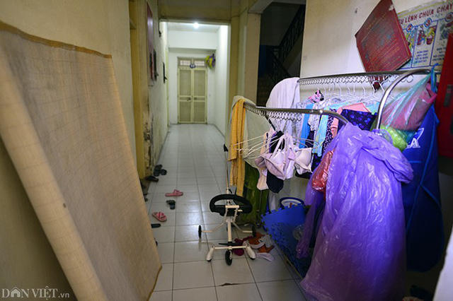 Hành lang, các lối đi lại tại khu tái định cư N5B Trung Hòa - Nhân Chính khá chật hẹp. Người dân còn tận dụng để phơi quần áo và để đồ đạc.