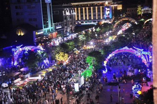 Chỉ ít lâu sau, đã có một "biển người" chen chân tại đường hoa.