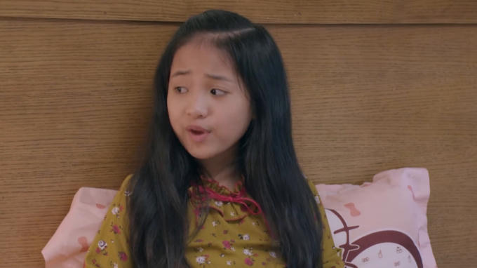 Thái độ rất khó chịu của Trâm Anh khi yêu cầu cô giúp việc xin lỗi vì vào phòng mà không gõ cửa.