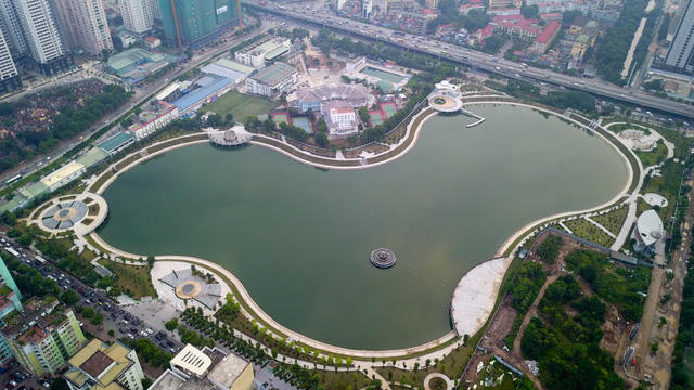 Công viên hồ điều hòa Nhân Chính nằm ở vị trí đắc địa, giáp với nhiều đường lớn như đường Lê Văn Lương, Khuất Duy Tiến, Hoàng Minh Giám...