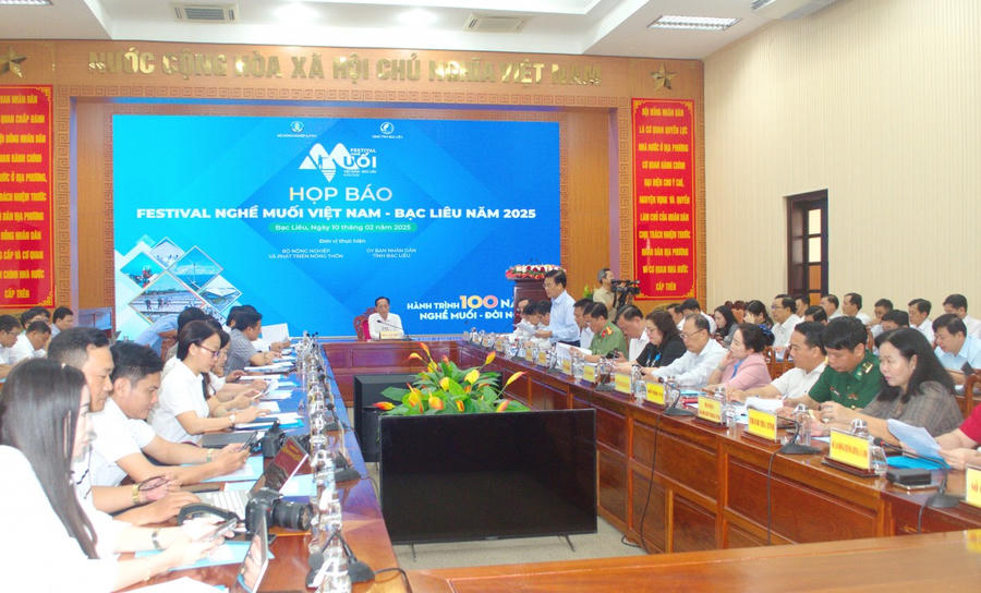 Ông Lưu Hoàng Ly - Giám đốc Sở Nông nghiệp và Phát triển Nông thôn tỉnh Bạc Liêu, báo cáo công tác chuẩn bị tổ chức Festival nghề Muối Việt Nam - Bạc Liêu năm 2025.