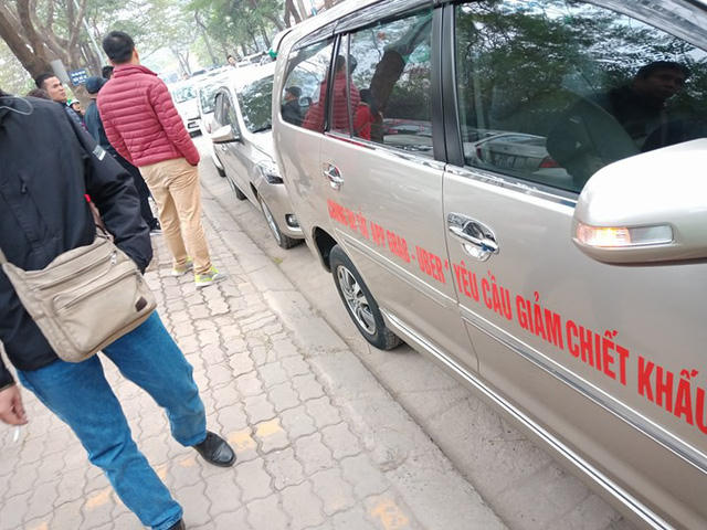 T&agrave;i xế Uber, Grab tuy&ecirc;n bố bỏ sang ứng dụng Việt Nam nếu kh&ocirc;ng đ&agrave;m ph&aacute;n được