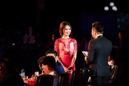 Thuỵ V&acirc;n hở kh&eacute;o v&ograve;ng 1 đầy đặn với v&aacute;y xuy&ecirc;n thấu