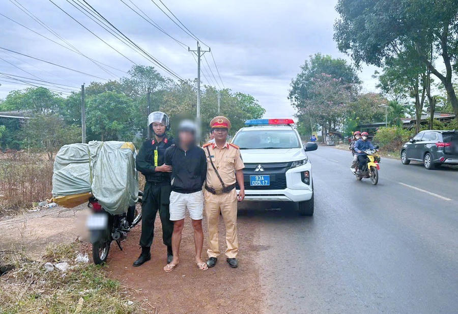 Đối tượng vận chuyển thuốc lá lậu với số lượng lớn bị lực lượng chức năng phát hiện và bắt giữ.