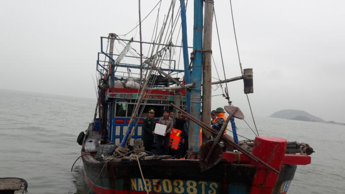 Tàu cá NA 90538 TS được lai dắt vào bờ an toàn.