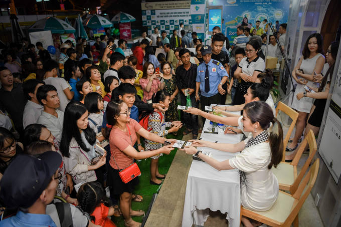 Ba nàng hậu giao lưu, tặng sách tại Lễ hội cà phê Buôn Ma Thuột
