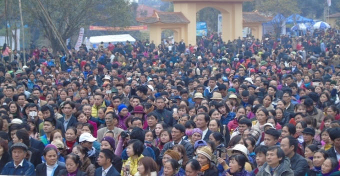 Du khách thập phương đứng trước khu vực sân khấu để nghe hát quan họ.