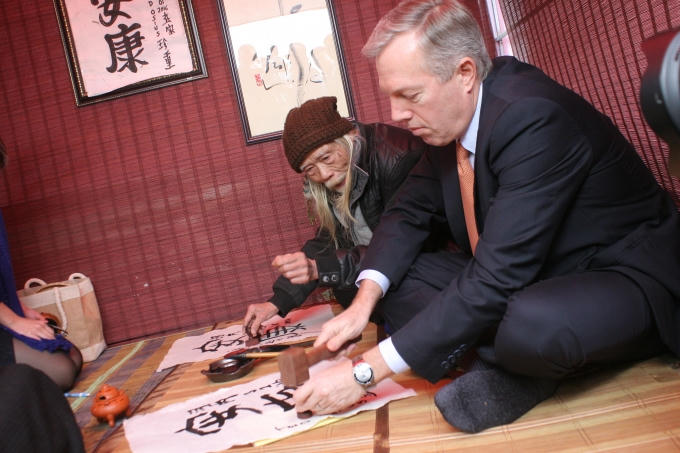 Đ&oacute;ng con dấu l&ecirc;n chữ An Khang.