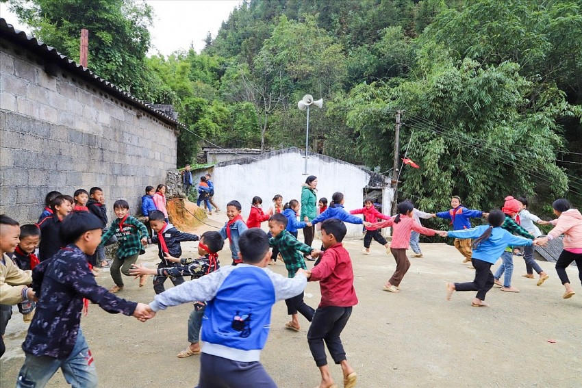 Giờ ra chơi của các em tại trường Trường PTDTBT Tiểu học Thượng Phùng. (Ảnh: DT&PT).