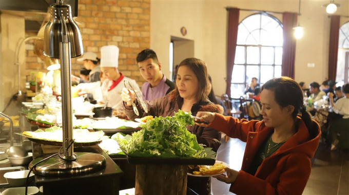 Chưa hết, cả một thế giới ẩm thực mở ra ở Bà Nà Hills, trong rất nhiều nhà hàng quanh khu du lịch. Thậm chí chỉ cần khám phá hàng trăm món buffet ở nhà hàng La Lavender với mức giảm giá tới 20% là cũng đủ no cái bụng, đã con mắt. Nhiều món ngon khác có mức giá chỉ 60.000 đồng/suất. Du khách lên với Sun World Ba Na Hills không phải lo mang đồ ăn lỉnh kỉnh vướng bận hành trình thưởng ngoạn thế giới thần tiên.
