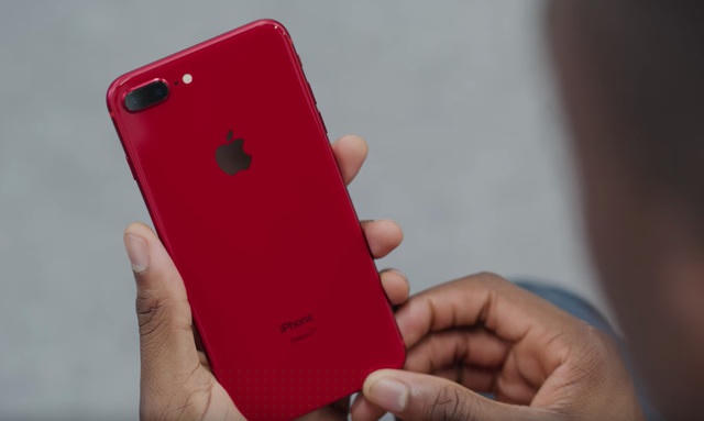 Tại thị trường Việt Nam, doanh số của iPhone 8 Plus khá tốt, liên tục nằm trong top 3 mẫu iPhone bán chạy ở nhiều hệ thống trong thời gian dài. Hiện tại, mẫu máy này đã biến mất gần như hoàn toàn trên kệ hàng của các hệ thống kinh doanh máy chính hãng ở Việt Nam. iPhone XR sau khi được điều chỉnh giảm giá sẽ thay thế vị trí của mẫu 8 Plus để cạnh tranh với các smartphone Android khác ở phân khúc cận cao cấp.